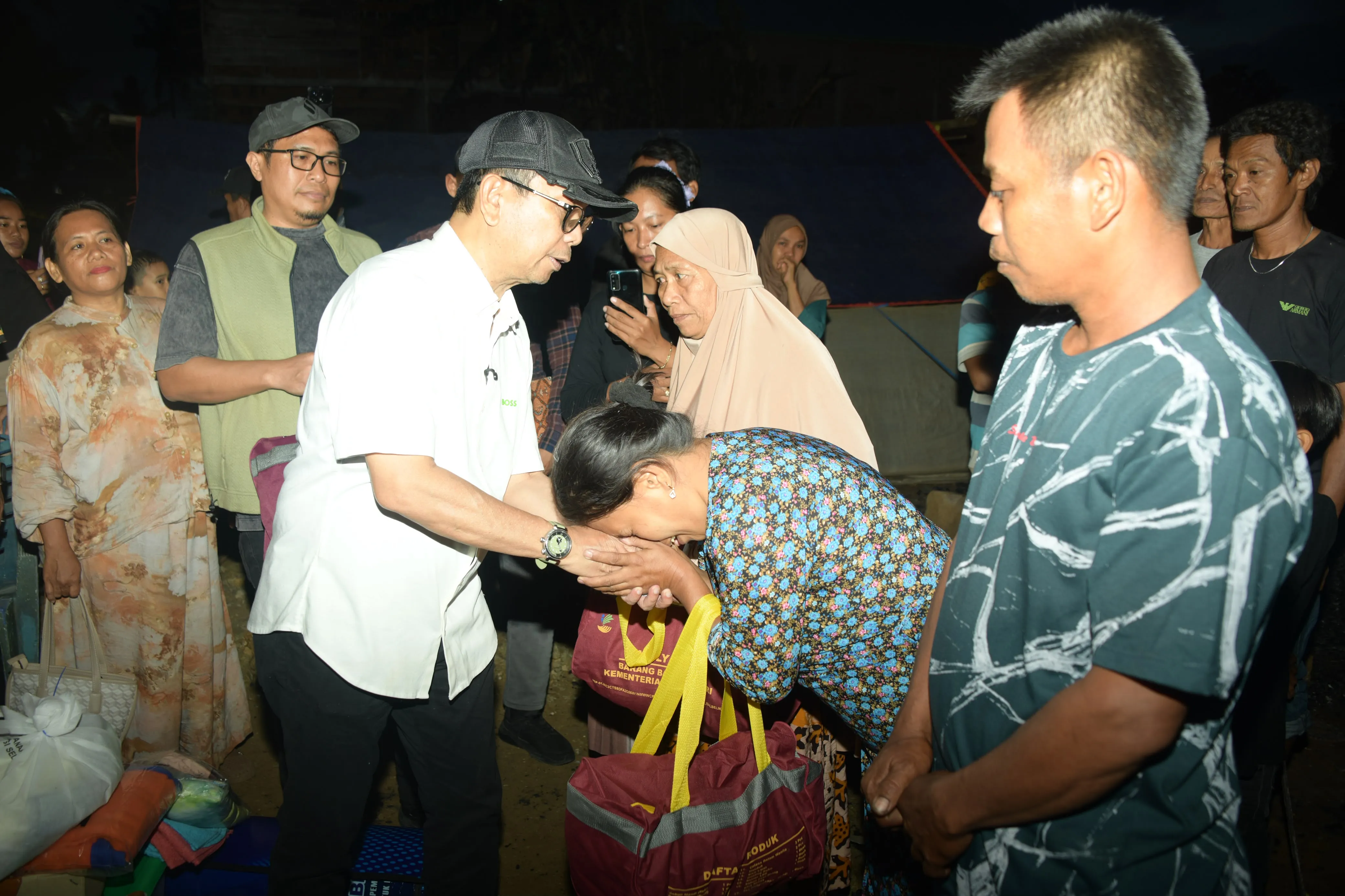 Bupati Soppeng Serahkan Bantuan Keluarga yang Jadi Korban Kebakaran di Dusun Paddempung