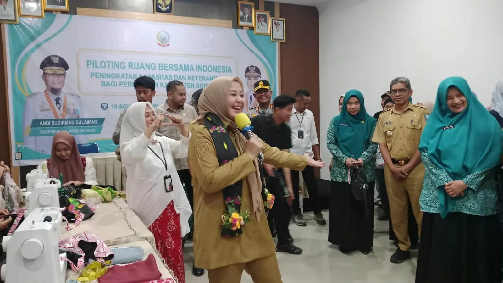 Dorong Perempuan Soppeng Lebih Mandiri, Wagup Sulsel Serahkan 40 Mesin Jahit