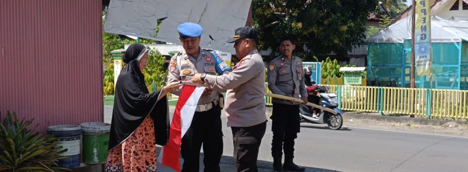 Jelang Perayaan HUT RI ke-81, Polsek Marioriawa Bagikan Bendera Merah Putih pada Masyarakat