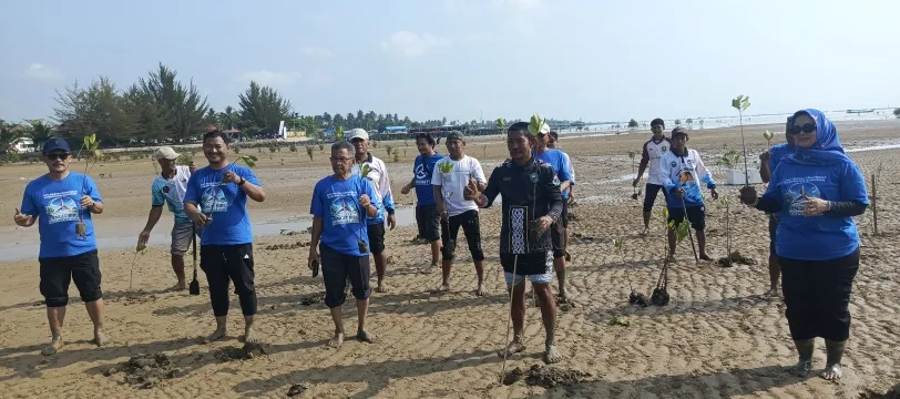 Peringati HUT ke-25  Partai Demokrat Tanam Mangrove di Pesisir Tanjung Aru